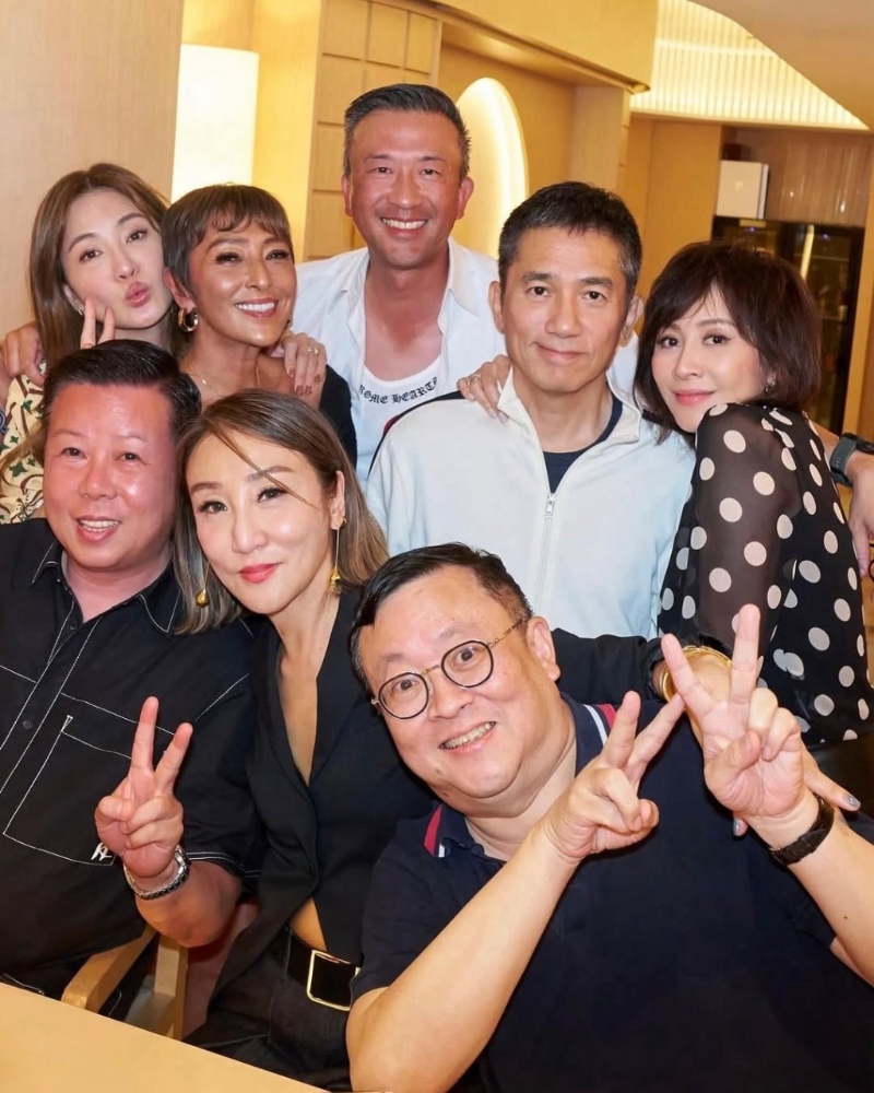 梁朝伟脸上皱纹不少，外表年轻不少。